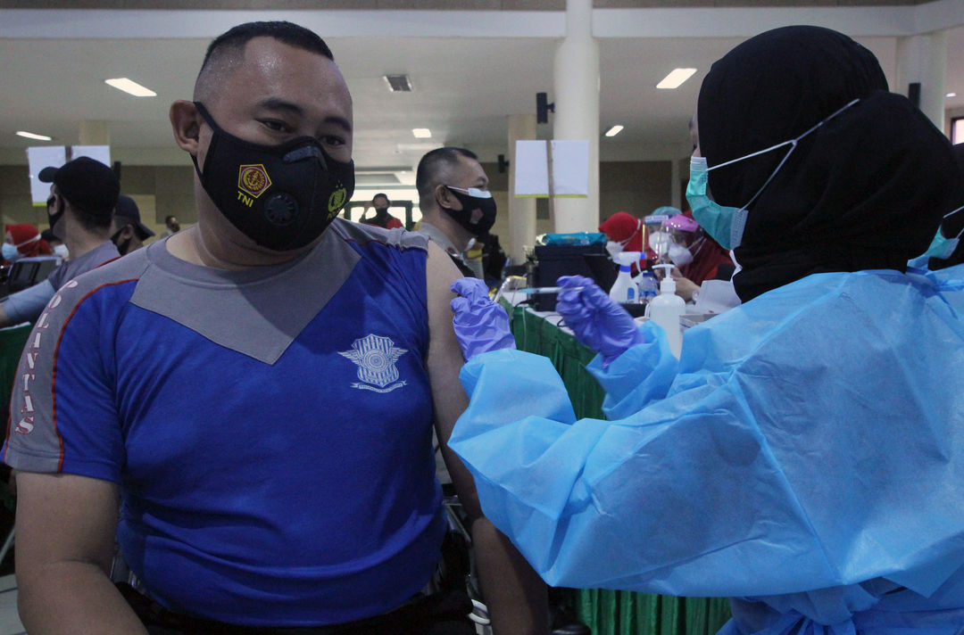 <p>Seorang anggota Polres Metro Kota Tangerang menjalani vaksinanasi di gedung pusat pemerintahan kota Tangerang, Jum&#8217;at, 26 Februari 2021. Foto: Panji Asmoro/TrenAsia</p>
