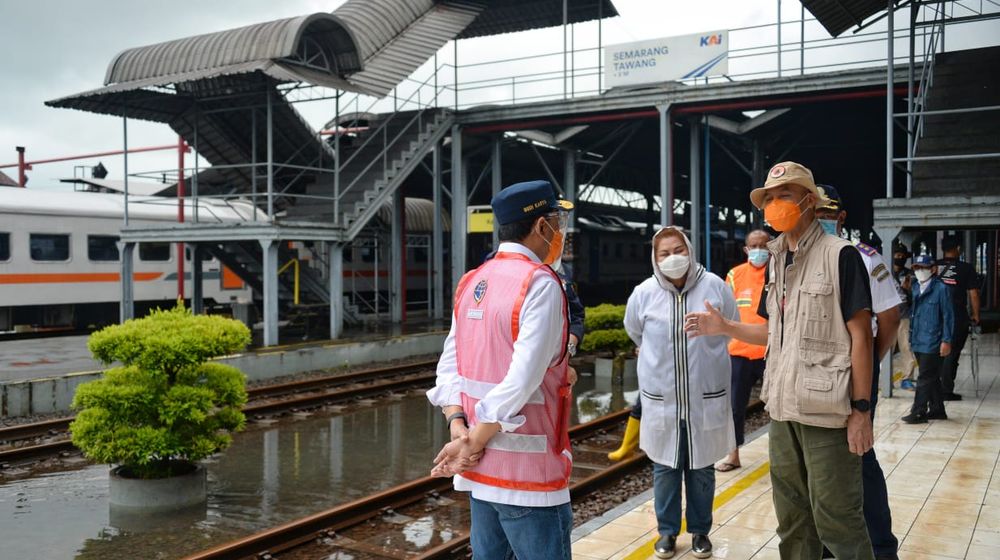 <p>Menteri Perhubungan Budi Karya Sumadi bersama Gubernur Jawa Tengah Ganjar Pranowo saat meninjau lokasi banjir di Stasiun Tawang, Semarang, Minggu 7 Februari 2021 / Dok. BKIP</p>
