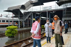 <p>Menteri Perhubungan Budi Karya Sumadi bersama Gubernur Jawa Tengah Ganjar Pranowo saat meninjau lokasi banjir di Stasiun Tawang, Semarang, Minggu 7 Februari 2021 / Dok. BKIP</p>
