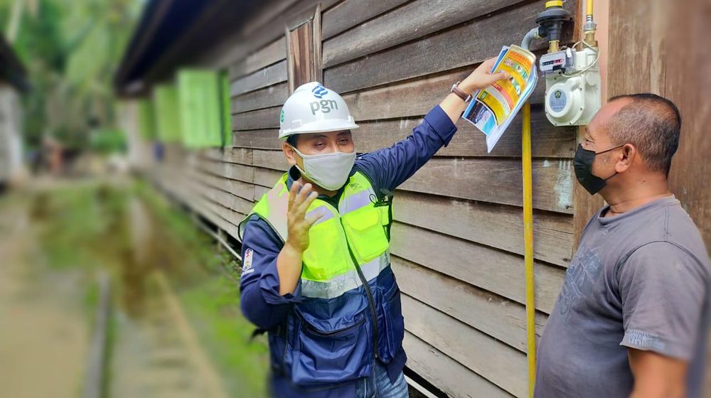 <p>Petugas PGN sedang menjelaskan soal jaringan gas rumah tangga kepada masyarakat Kutai Kertanegara / Dok. PGN</p>
