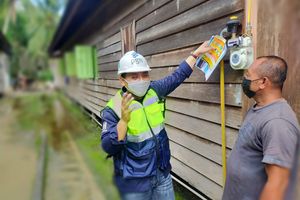 <p>Petugas PGN sedang menjelaskan soal jaringan gas rumah tangga kepada masyarakat Kutai Kertanegara / Dok. PGN</p>
