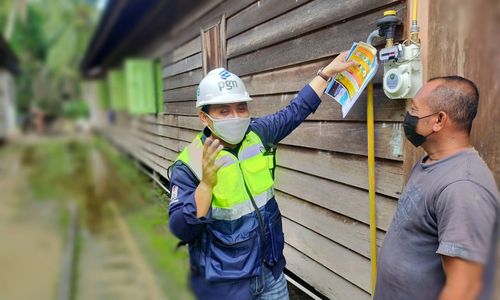 <p>Petugas PGN sedang menjelaskan soal jaringan gas rumah tangga kepada masyarakat Kutai Kertanegara / Dok. PGN</p>
