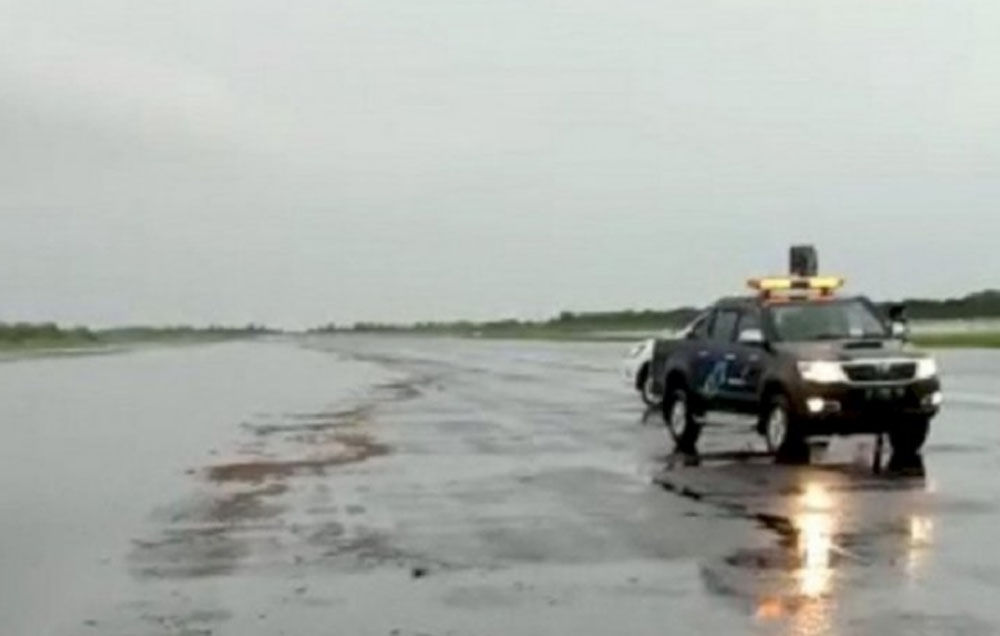 <p>Landas pacu Bandara Ahmad Yani yang tergenang air/PT Angkasa Pura I </p>
