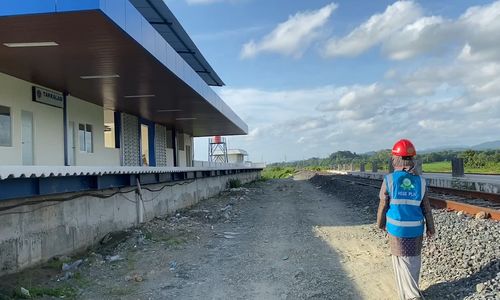 <p>PT Perusahaan Listrik Negara (Persero) atau PLN menambah aliran listrik pada lima section pembangunan jalur Kereta Api Trans Sulawesi Makassar-Parepare. / PLN</p>
