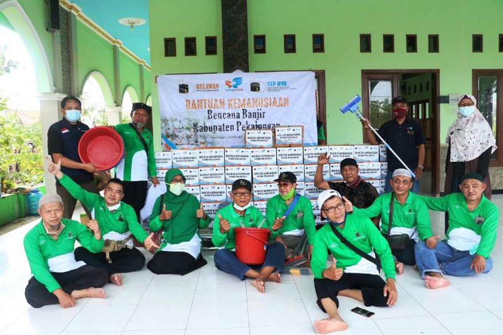 Penyerahan bantuan untuk korban banjir Pekalongan dari IPHI Solo dan Solopeduli