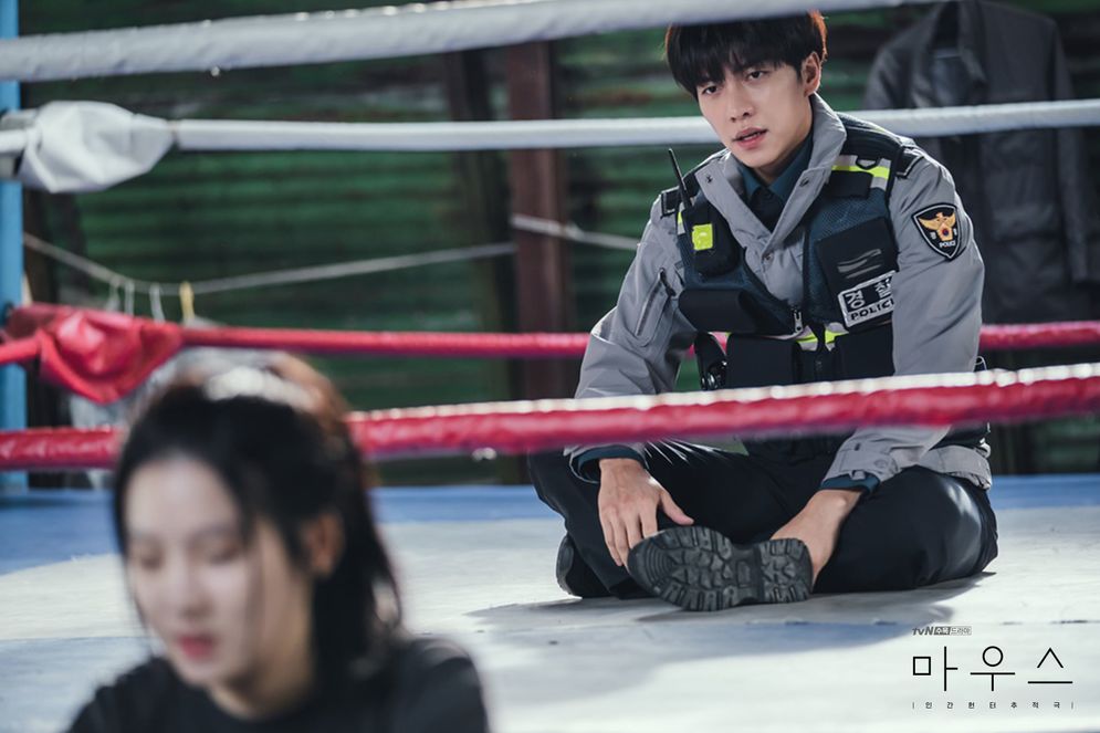 Lee Seung Gi memerankan Jung Ba Reum, petugas polisi yang mengejar psikopat di serial thriller misteri terbarunya, Mouse. Serial tersebut akan mulai tayang Rabu (3/3/2021) di tvN.