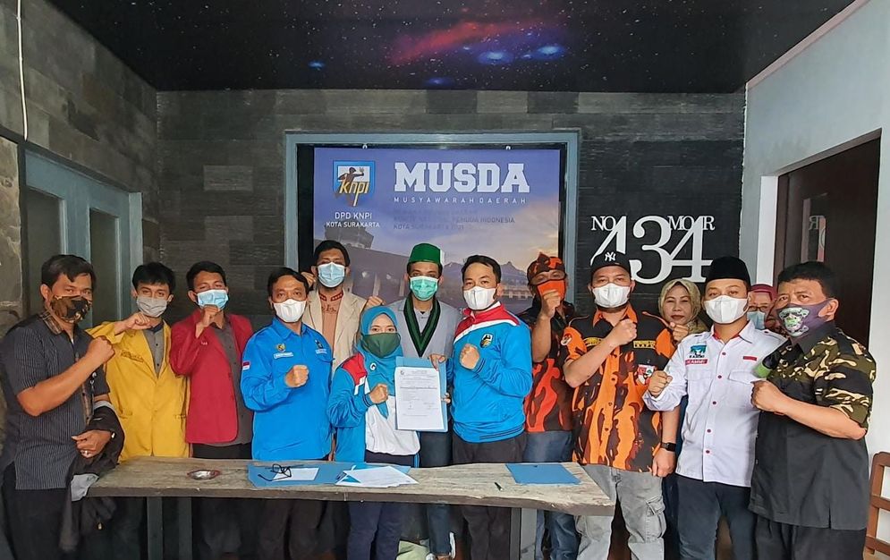 Respati Ardianto (nomor 8 dari kiri) saat menyerahkan dokumen pendaftaran sebagai bakal calon ketua KNPI Solo.