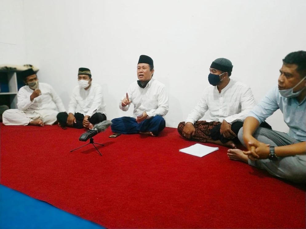Pengasuh Ponpes Al Muayyad Windan KH Dian Nafi memberikan tausiah kepada peserta program Makamhaji Mengaji di Ar-Rohman Center, Makamhaji, Sukoharjo.