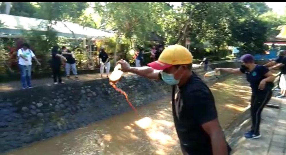 Selain mendukung kebersihan lingkungan sungai dan aliran sungai, turut dilaksanakan penuangan cairan Eco Enzyme di aliran Tukad Bindu.