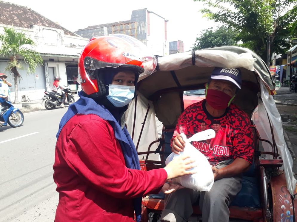 Baksos KSR PMI unit Unisri Surakarta untuk kaum dhuafa