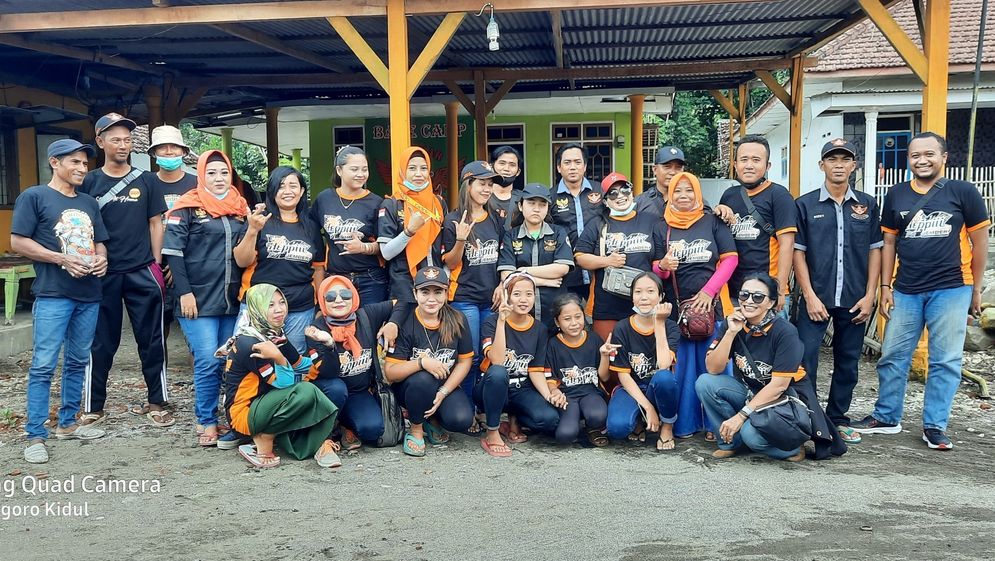 Foto bersama Komunitas Laskar Segoro Kidul (LSK) di Dusun Watu Ulo, Desa Sumber Rejo, Ampalu, Jember. Foto: ist