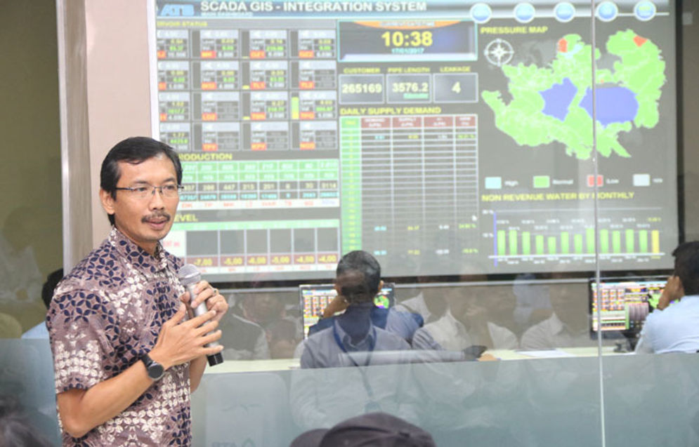 Presiden Direktur ATB, Benny Andrianto saat mempresentasikan SPARTA Smart Solution. Teknologi terintegrasi ini akan jadi nilai tambah ATB dalam mengikuti lelang pengelolaan SPAM Batam.
