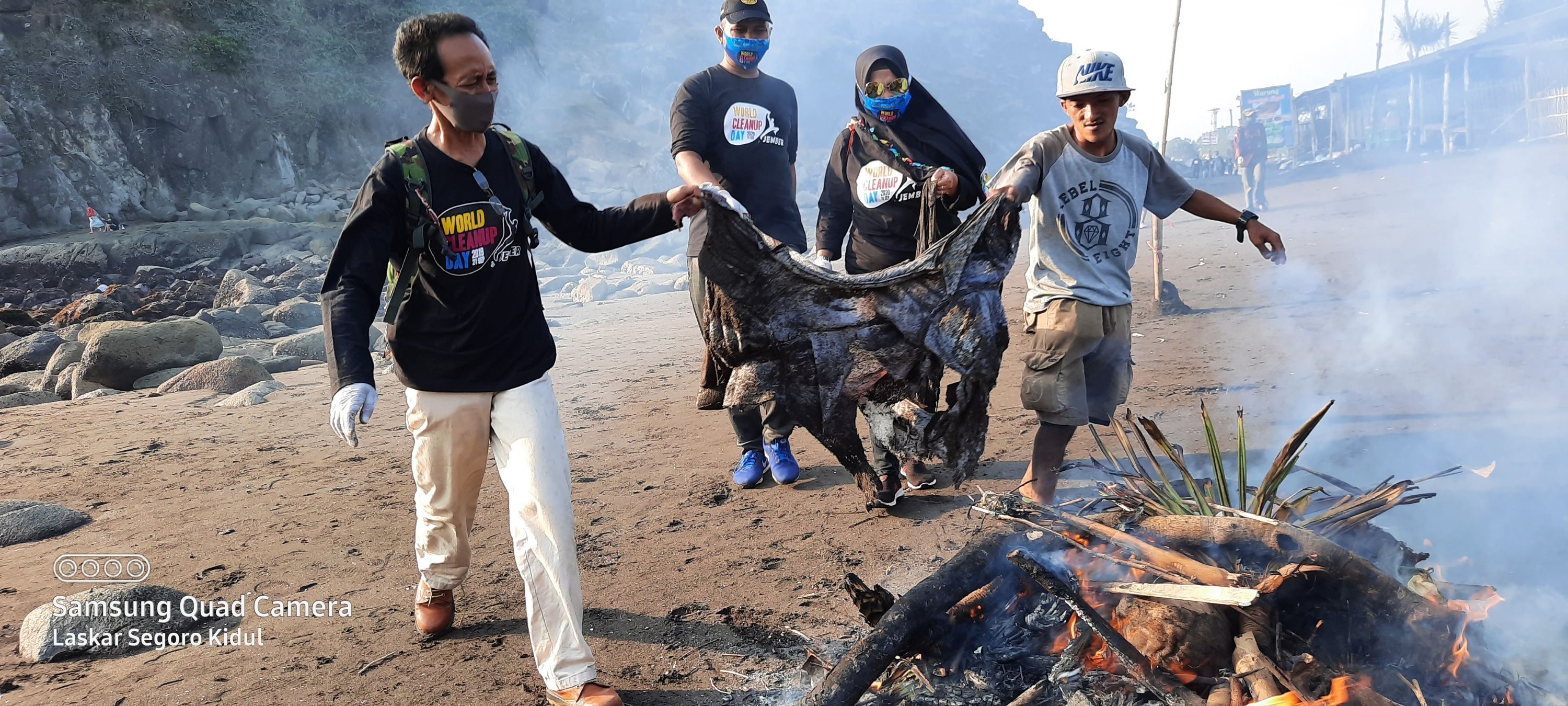 Sejumlah kegiatan dari komunitas Laskar Segoro Kidul (LSK) Dusun Watu Ulo, Desa Sumber Rejo, Ambulu, Jember.
