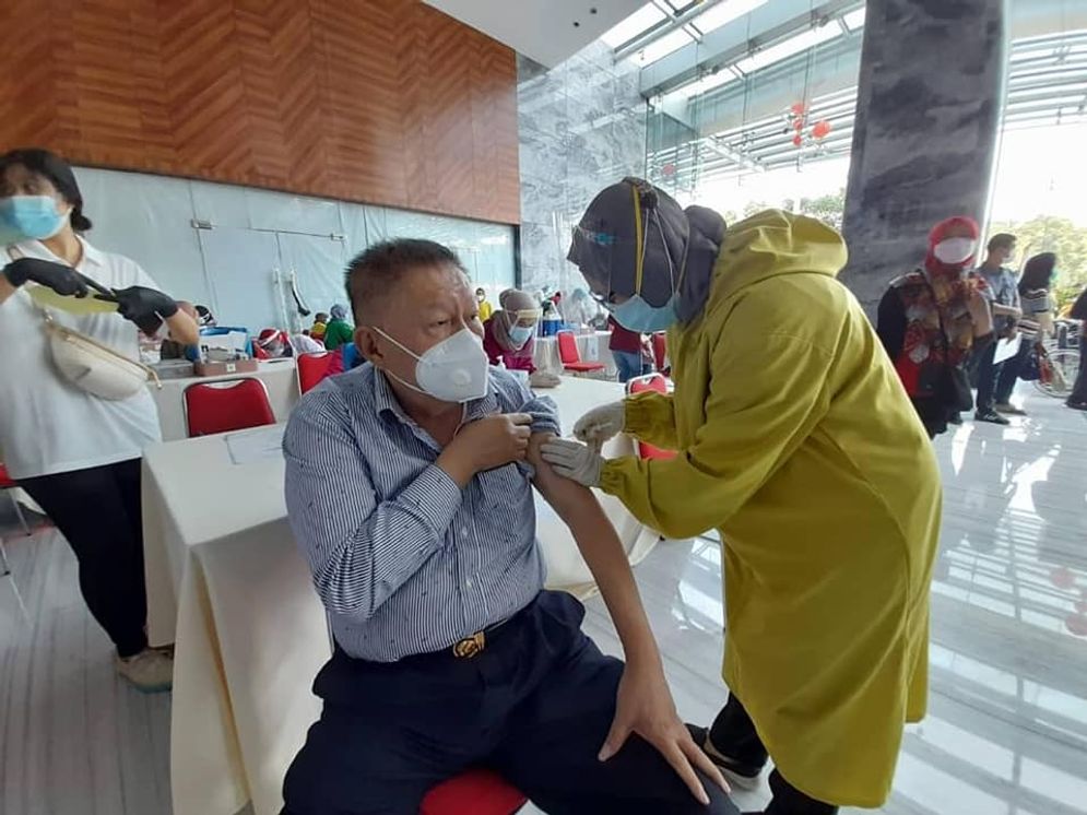 Vaksinasi bagi lansia di Jawa Timur