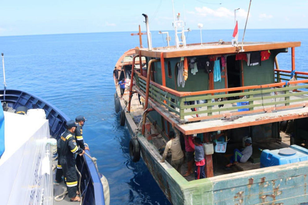 Tiga kapal yang melakukan pelanggaran Daerah Penangkapan Ikan (DPI) tersebut diamankan di perairan  Laut Halmahera Tengah 