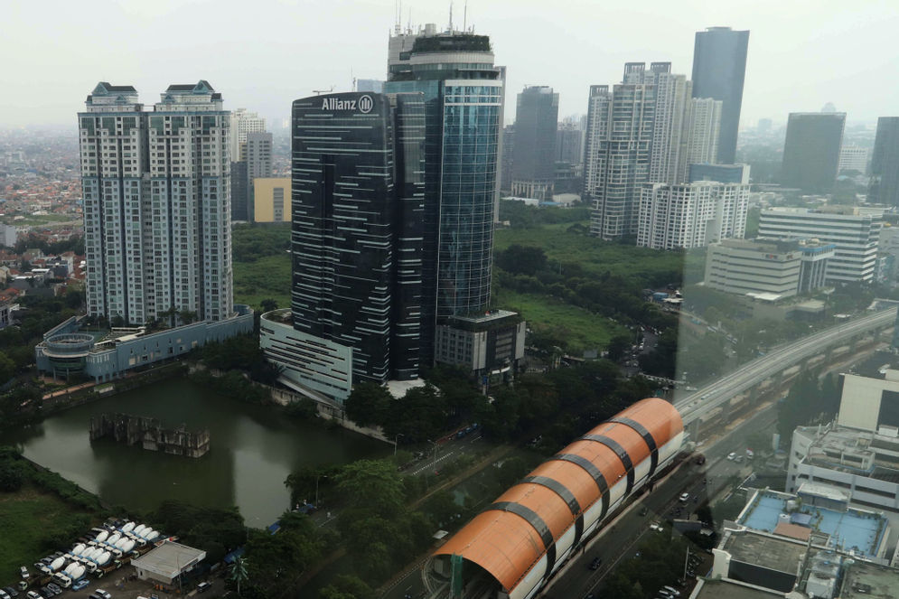 Lanskap gedung perkantoran diambil dari kawasan Rasuna Said, kuningan, Jakarta, Jum’at, 26 Februari 2021. Foto: Ismail Pohan/TrenAsia