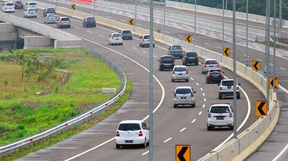 Selain kenaikan tol dalam kota Jakarta, jalan tol Ujung Pandang (Makassar) juga akan naik per akhir Januari 2020. Ilustrasi. ANTARA FOTO/Arif Firmansyah.