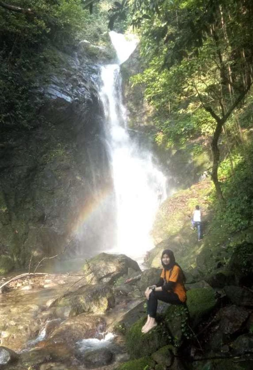 Salah seorang tengah menikmati keindahan Air Terjun Pelangi yang terletak di Asam Pulau Nagari Anduriang Kecamatan 2X11 Kayu Tanam. Foto: ist