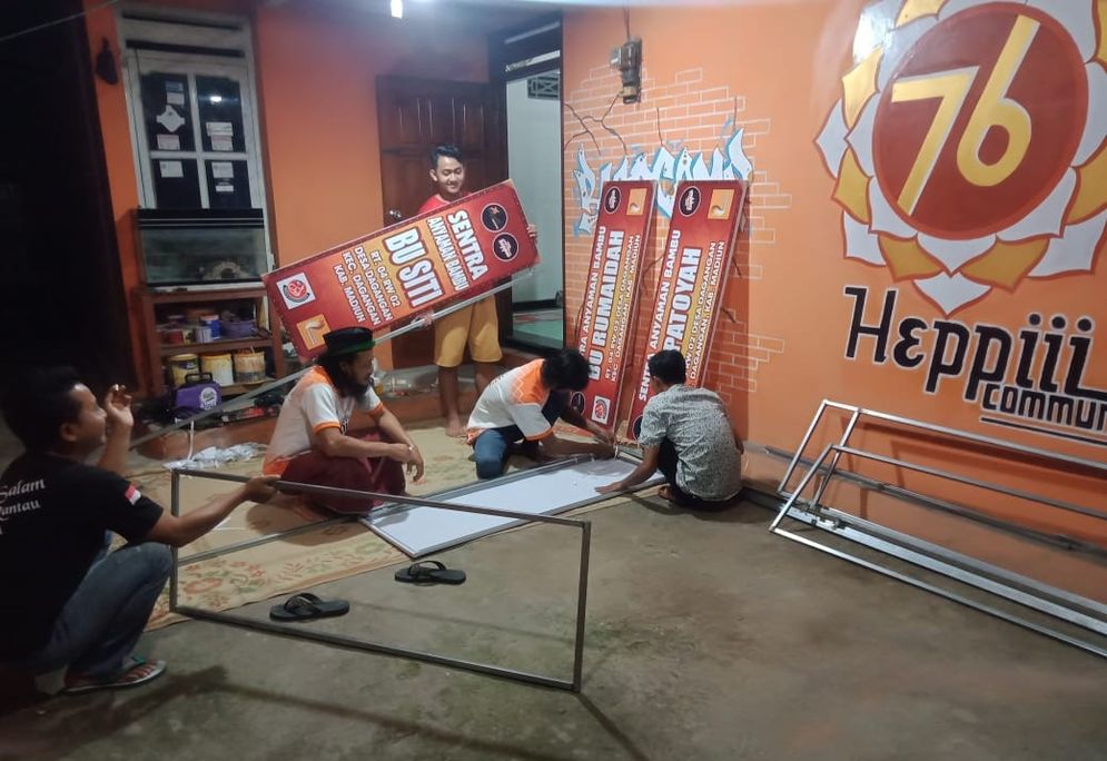 Karang Taruna Persada Dagangan tengah membuat plang papan nama untuk para perajin anyaman bamboo di Dusun Dagangan, Desa Dagangan, Kecamatan Dagangan, Kabupaten Madiun, Jawa Timur.
