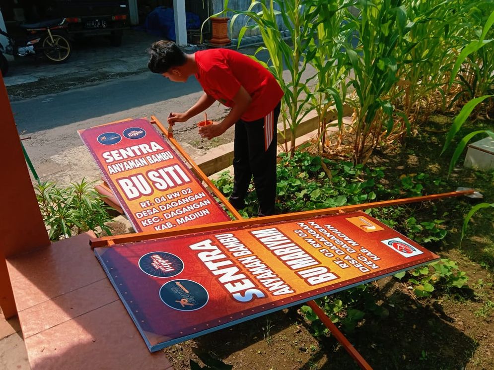Karang Taruna Persada Dagangan tengah membuat plang papan nama untuk para perajin anyaman bamboo di Dusun Dagangan, Desa Dagangan, Kecamatan Dagangan, Kabupaten Madiun.