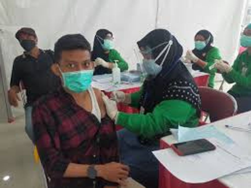 Guru di Surabaya menjalani vaksinasi Covid-19