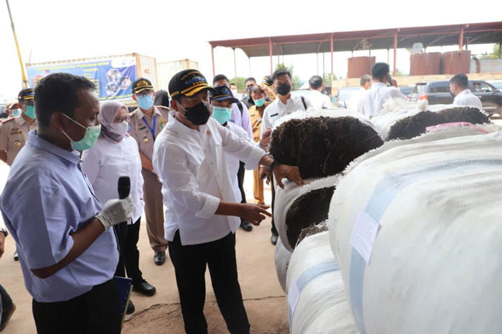 Menteri KKP (tengah), di Batam, melepas ekspor 79,5 ton rumput laut kering asal Batam, Kepulauan Riau yang akan diekspor ke Tiongkok, Selasa (9/3/2021).