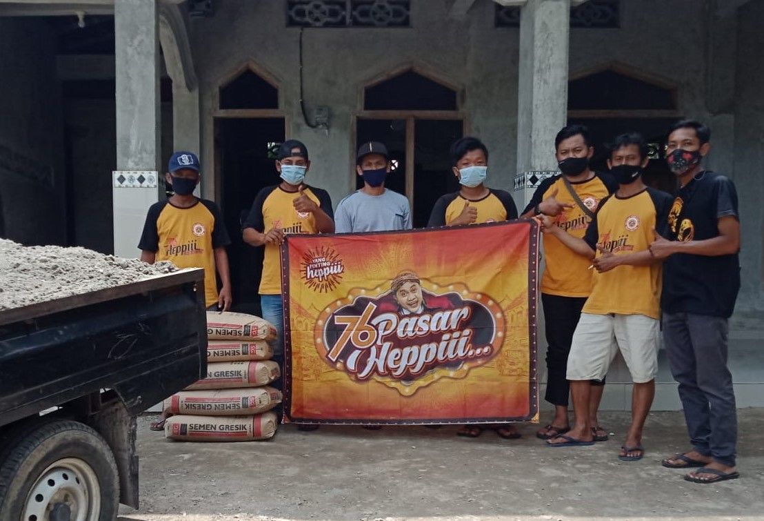 Karang Taruna (Karta) Tunas Muda Dusun II, Desa Jiwan, Kecamatan Jiwan, Kabupaten Madiun memberikan bantuan material berupa semen dan pasir 