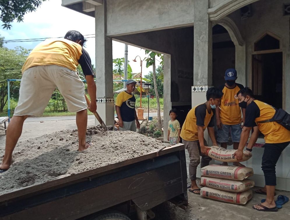 Anggota Karta Tunas Muda Dusun II, Desa Jiwan, Kecamatan Jiwan, Kabupaten Madiun menurunkan material berupa semen dan pasir untuk pembangunan Mushola Dhakolah Jannah.
