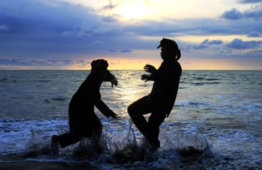 Atraksi Silek Harimau Lalok di Pantai Talao Pauah Pariaman, Rabu 10 Maret 2021 kemarin. Foto: Pemko Pariaman