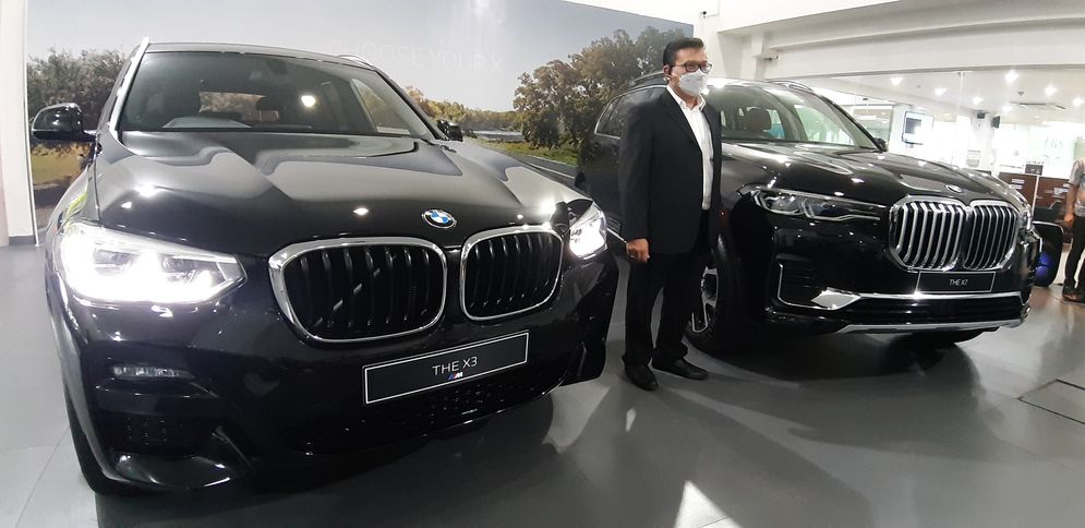 Du tipe BMW yang dikuncurkan di Surabaya, Jumat (12/3/2021).