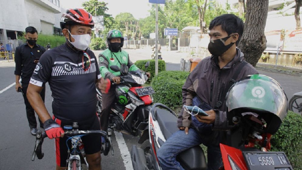 Wakil Wali Kota Surabaya Armuji berbincang dengan driver gojek online