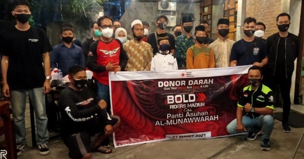 Anggota Bold Riders Madiun melakukan aksi donor darah di Kedai Ben Ayem, Kota Madiun pada Kamis (11/3/2021) malam. Di tengah kegiatan donor darah ini, mereka juga memberikan santunan kepada anak-anak yatim dari Panti Asuhan Siti Hajar.