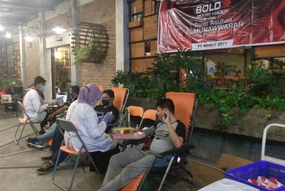 anggota Bold Riders Madiun melakukan aksi donor darah di Kedai Ben Ayem, Kota Madiun pada Kamis (11/3/2021) malam. Di tengah kegiatan donor darah ini, mereka juga memberikan santunan kepada anak-anak yatim dari Panti Asuhan Siti Hajar. Foto: ist