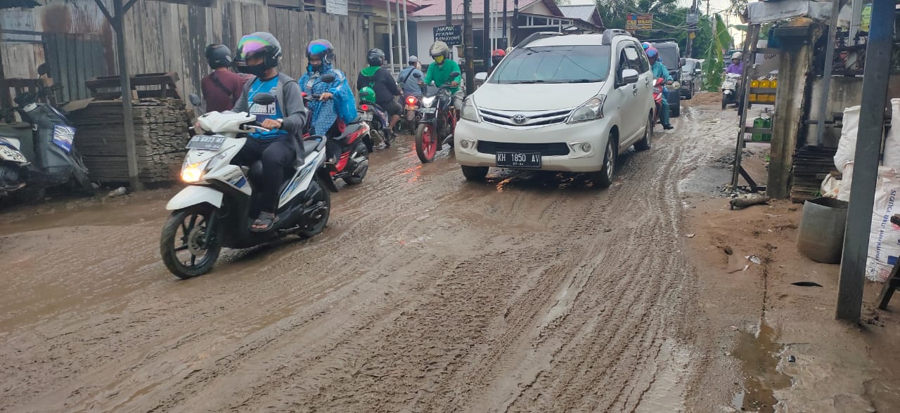 Jalan Kayu Tangi ujung