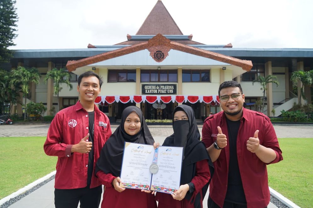 Tim UNS pemenang AISEEF