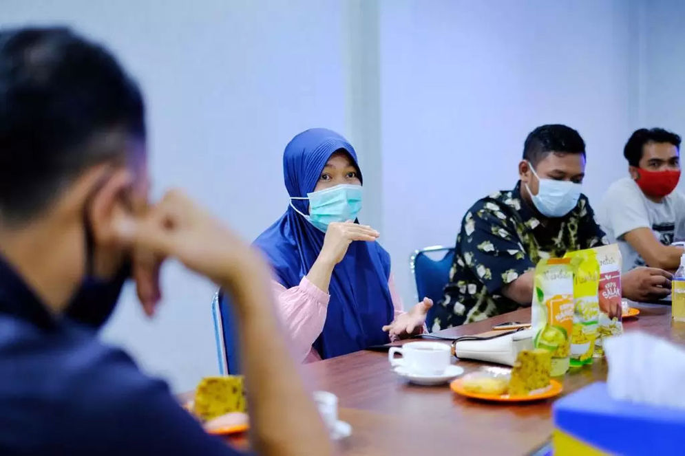 Pelaku UMKM diberi fasilitas berupa kesempatan memasarkan produk dengan pangsa pasar pegawai dan pengguna jasa dengan tidak dikenai pemotongan nilai jual