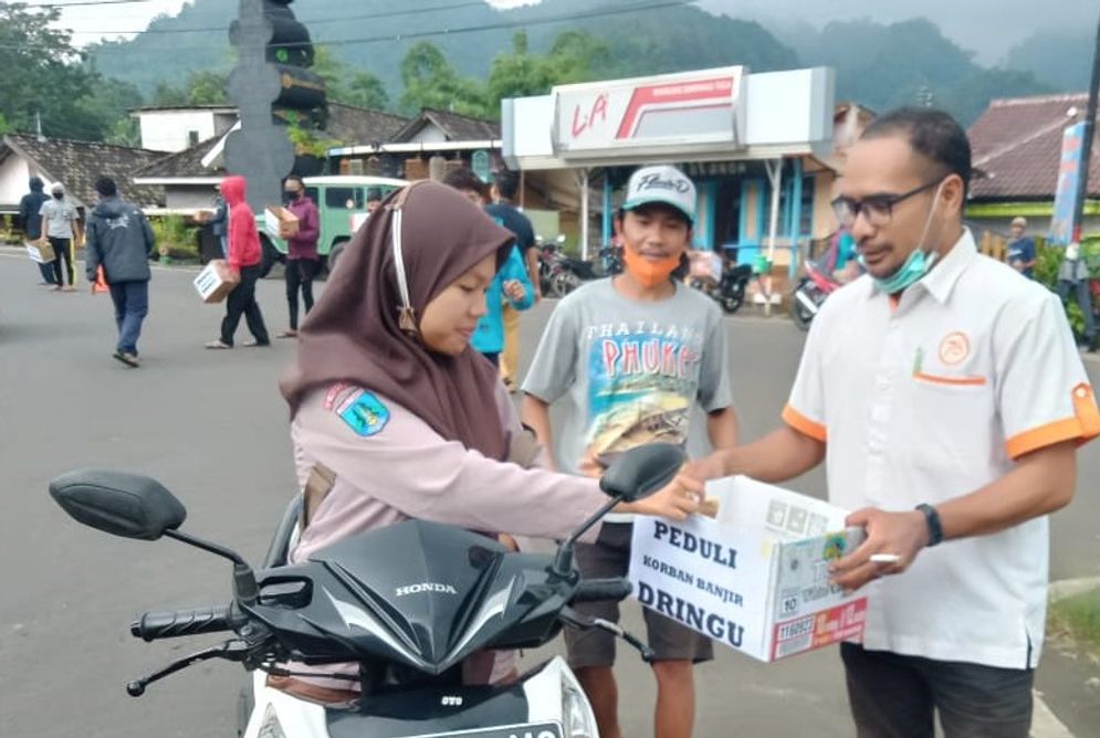 Sejumlah anggota karang taruna (karta) di Probolinggo, Jawa Timur sedang menggalang dana untuk disumbangkan ke korban banjir di kawasan Probolinggo. Foto: ist