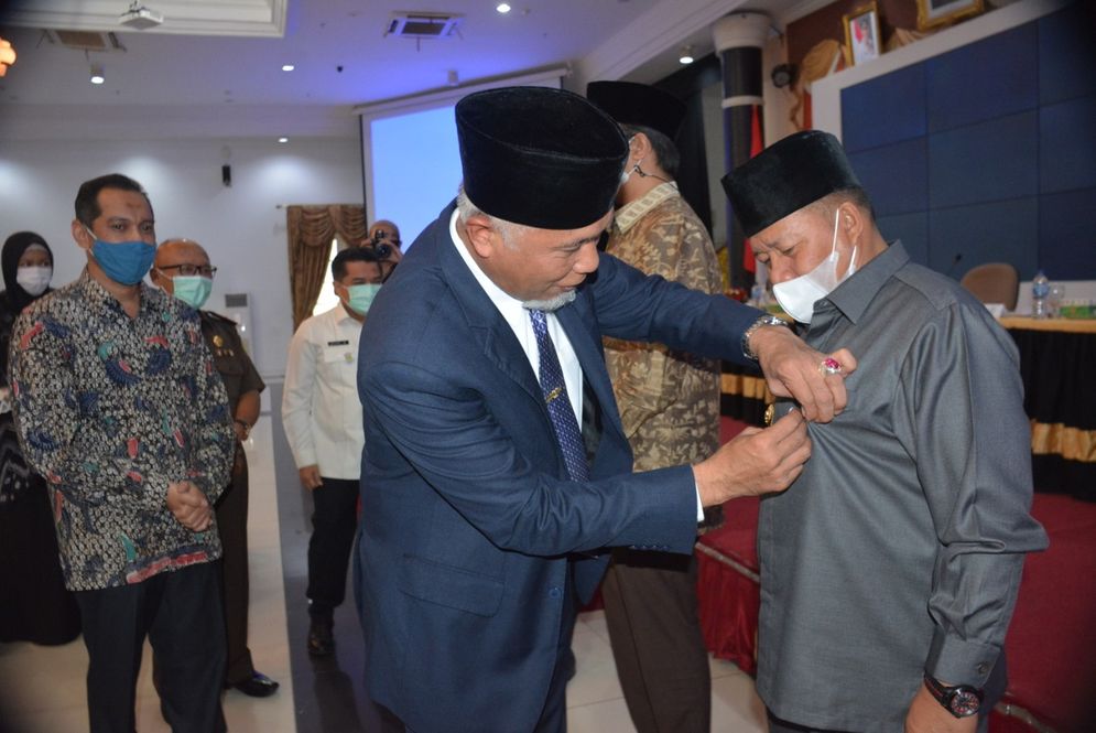 Gubernur Sumatera Barat Mahyedi menyematkan pin Tolak Gratifikasi dalam rakor KPK dengan Pemprov Sumbar. Foto: ist