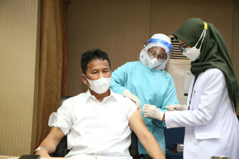 Kepala BP Batam divaksin untuk suntikan kedua.