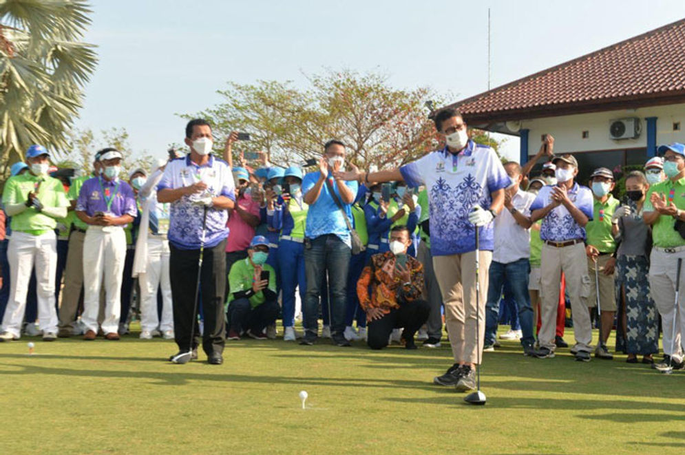 Menteri Pariwisata dan Ekonomi Kreatif Sandiaga Salahuddin Uno(kanan) bersama Gubernur Kepulauan Riau H. Ansar Ahmad SE MM membuka secara resmi Tournament International Batam Golf Championship Series di Tering Bay Kota Batam.