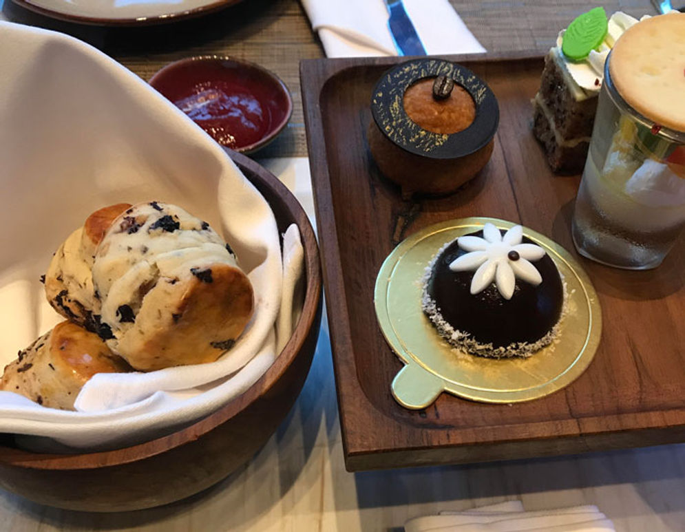 Ngeteh dan ngemil pada sore hari.