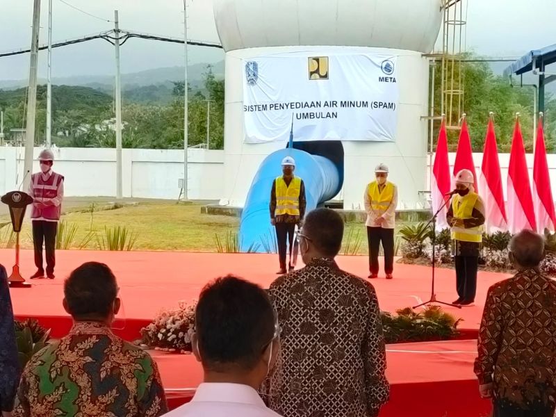 Gubernur Jawa Timur, Khofifah Indar Parawansa, mendampingi Presiden RI, Joko widodo, meresmikan Sistem Penyediaan Air Minum (SPAM) Umbulan di Kabupaten Pasuruan, Jawa Timur, Senin (22/3/2021).