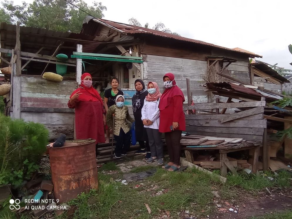 Hikmah membagikan langsung bantuan kursi roda dan tongkat dari Pelabuhan Indonesia ke rumah-rumah penyandang disabilitas