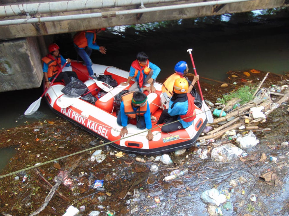 Sekitar 10 orang ikut serta membersihkan sampah-sampah di saluran irigasi ini dengan menggunakan 2 perahu karet.