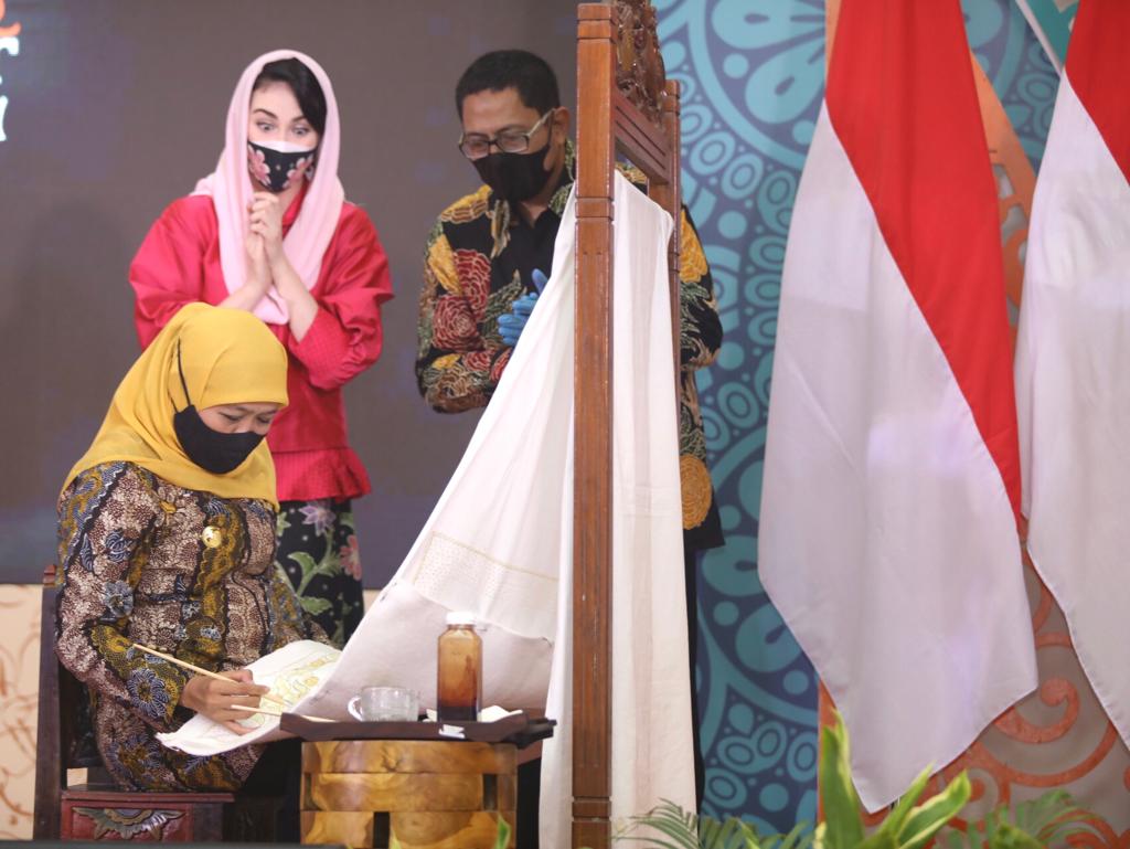 Ilustrasi: Gubernur Khofifah berkesempatan melakukan canting batik dari tinta tanaman mangrove/birohumas.jatimprov.go.id