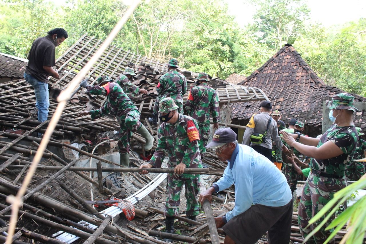 TNI Polri dan warga gotong royong membersihkan puing rumah warga Bulu yang roboh