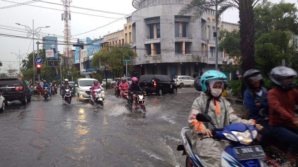 Banjir yang menggenangi jalan di wilayah Surabaya