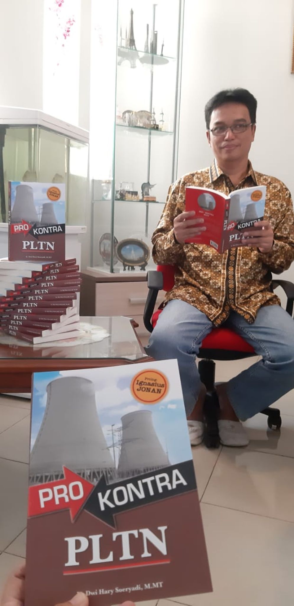 Dwi Hary saat melaunching bukunya.