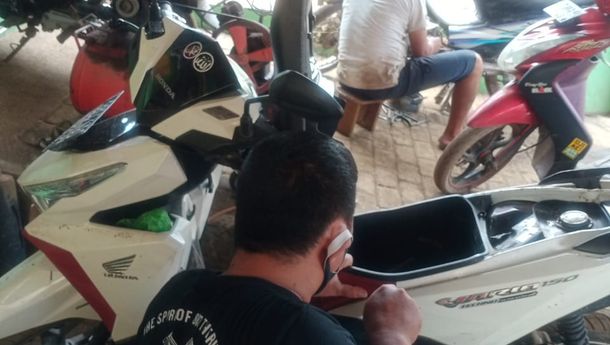  Bold Riders Probolinggo Buka Bengkel Servis Motor Gratis di Lokasi Bencana