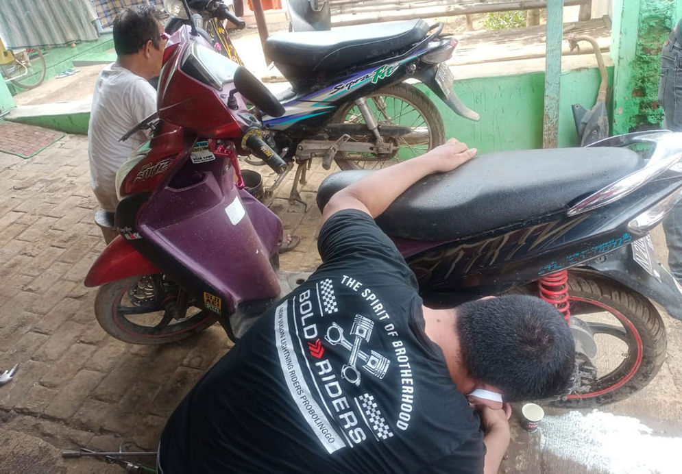 Bold Riders Probolinggo mendirikan bengkel servis gratis yang berada di daerah perbatasan Dringu-Kedungdalem, Probolinggo.